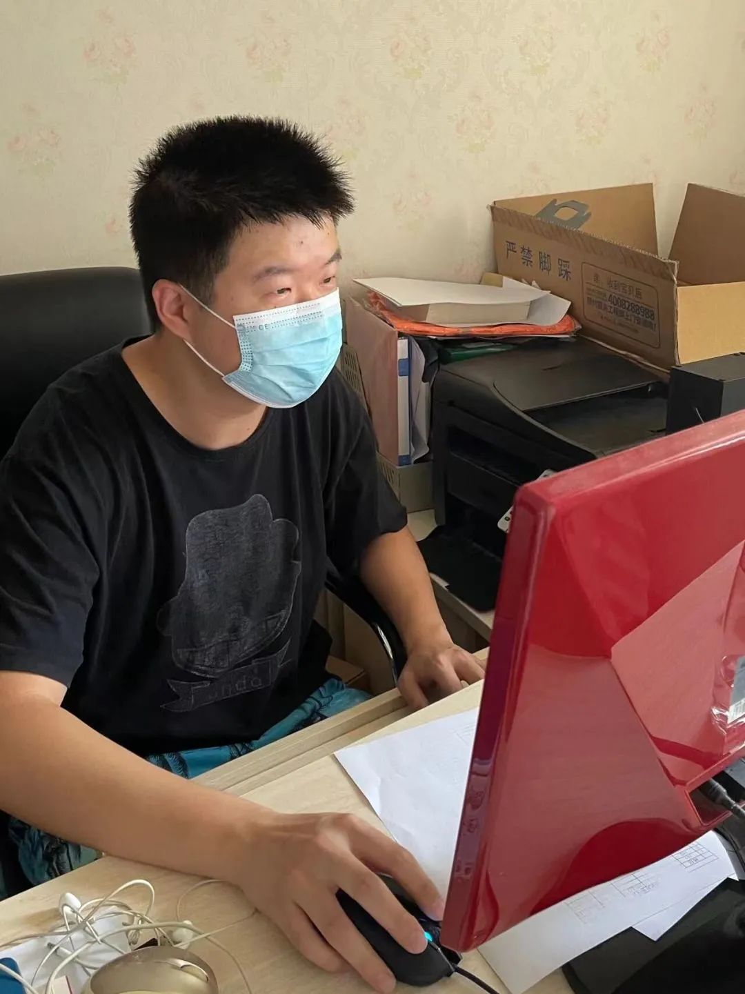 谁说站在光里的才算英雄