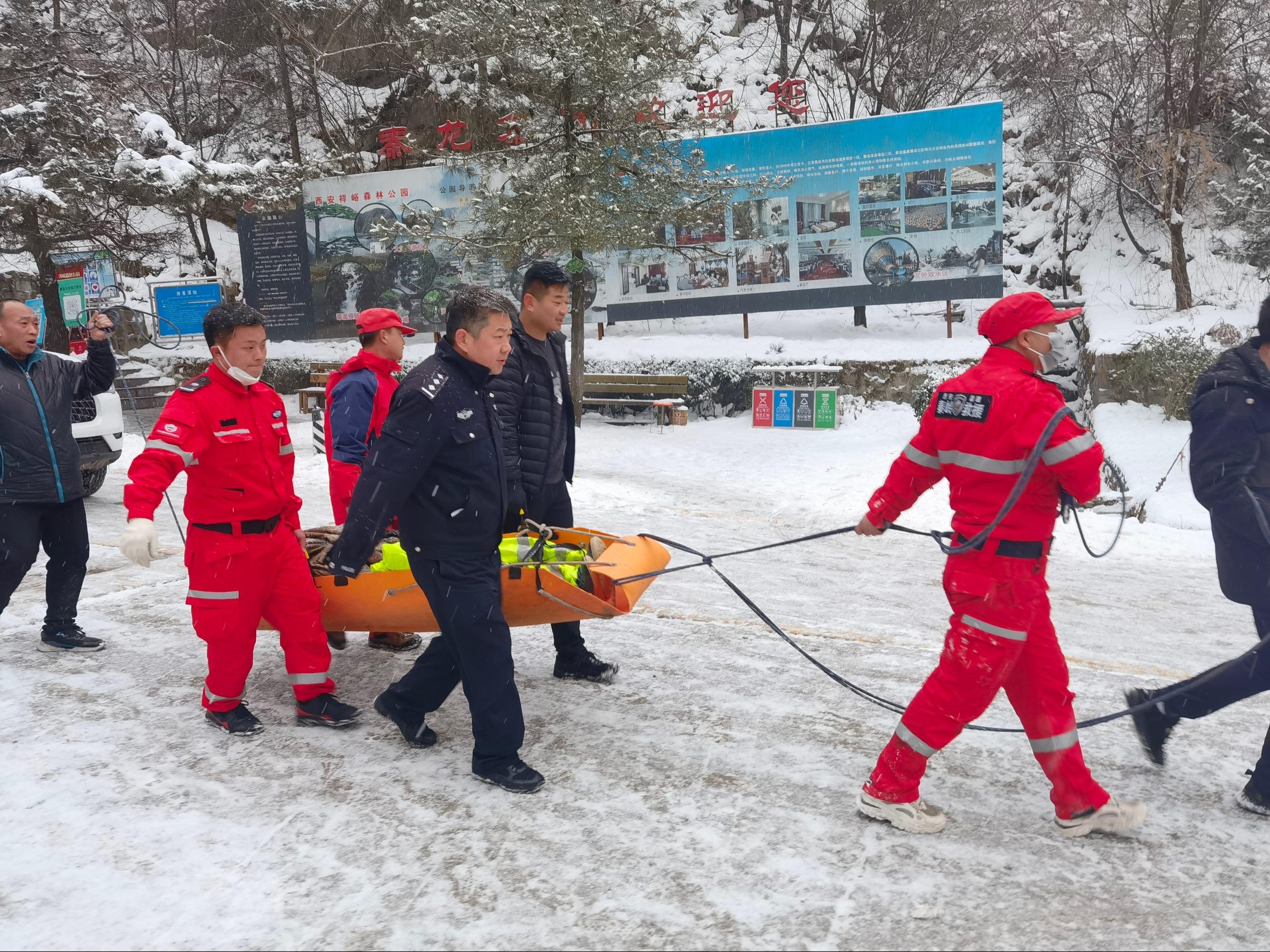 游客山中玩雪受伤被困，西安高新警方4小时成功营救