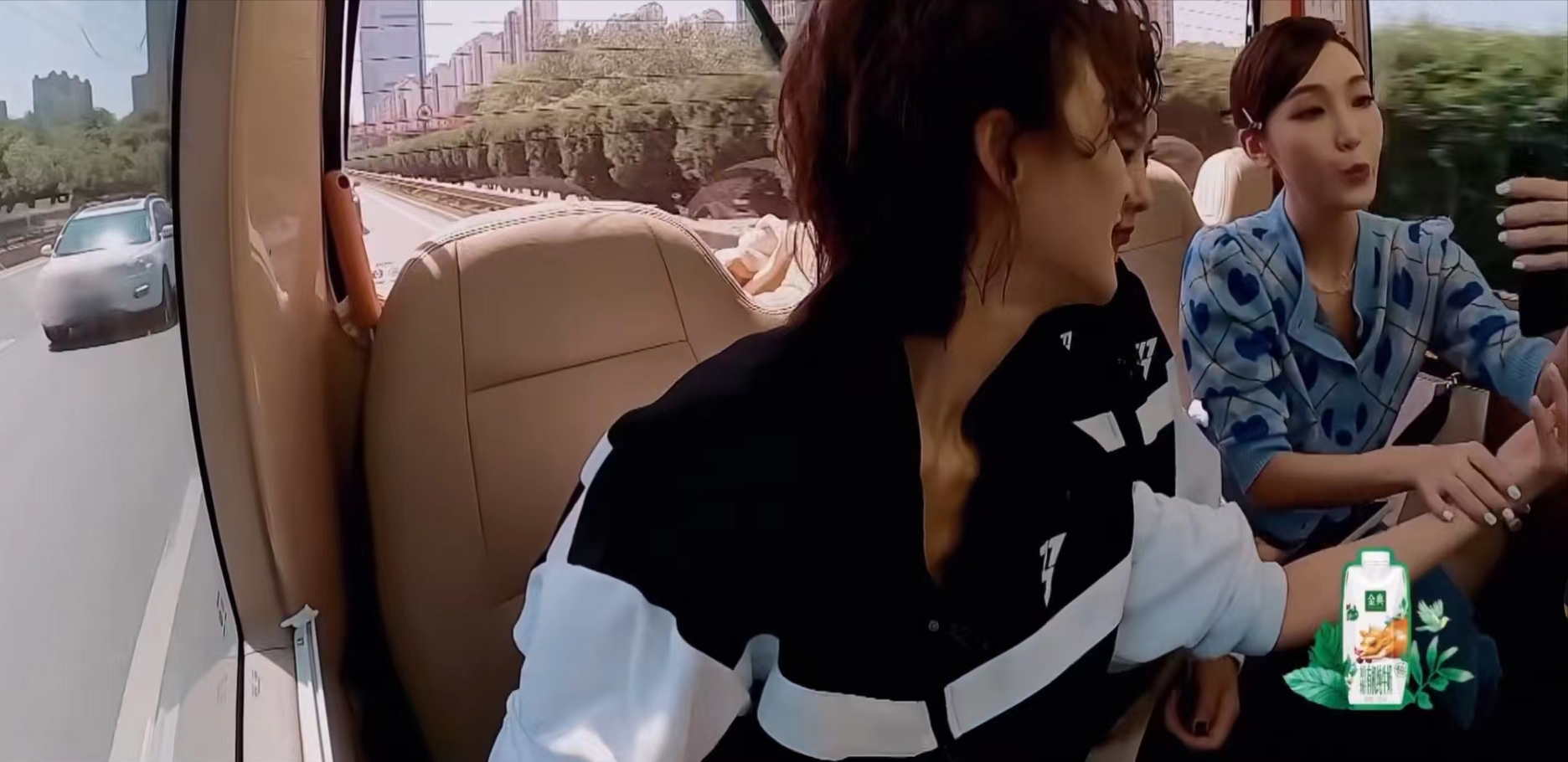 郑秀妍对张歆艺手机亲亲，差点亲到了袁弘！隔着屏幕都觉得尴尬