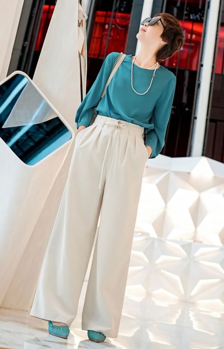 女人上了年纪多穿4种“显贵色”，优雅又有气质，一看就是洋气人