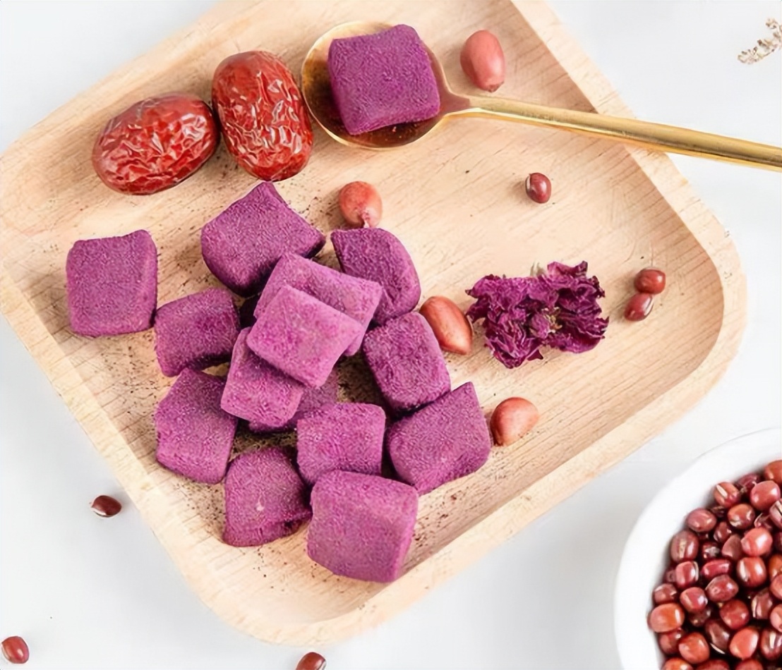 建议女大学生：多囤这5款小零食，解馋还养颜，焕发肌肤好光彩