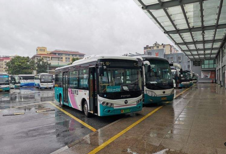 2005年独臂父亲参加家长会被笑话，校长发现父亲是救命恩人后下跪