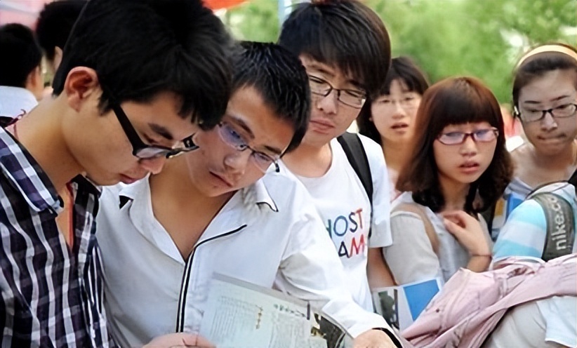 大一到大四“对比照”，大一是帅哥大四被叫哥，反向逆袭惊呆网友