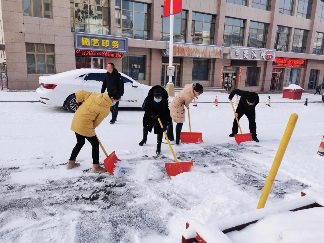 “浴雪”奋战！临潭县组织干部群众清扫降雪