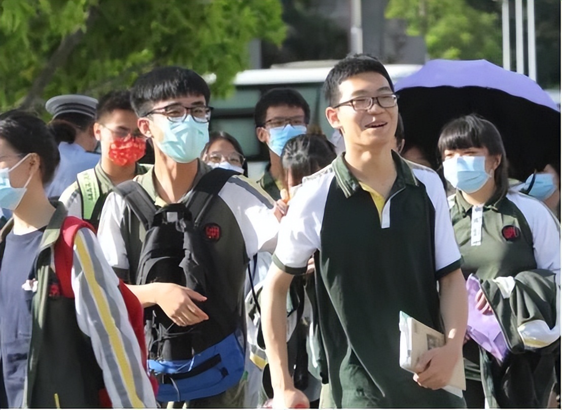 高考生迎来“好消息”，2022录取分数线或将下降，中等生最受益