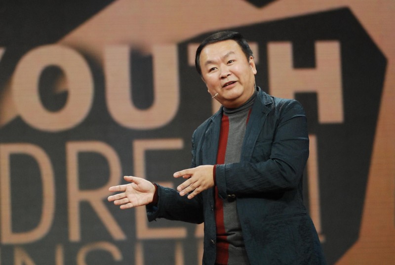 前夫入狱10年，与李金羽无疾而终，“水蜜桃”殷桃如今怎样了？