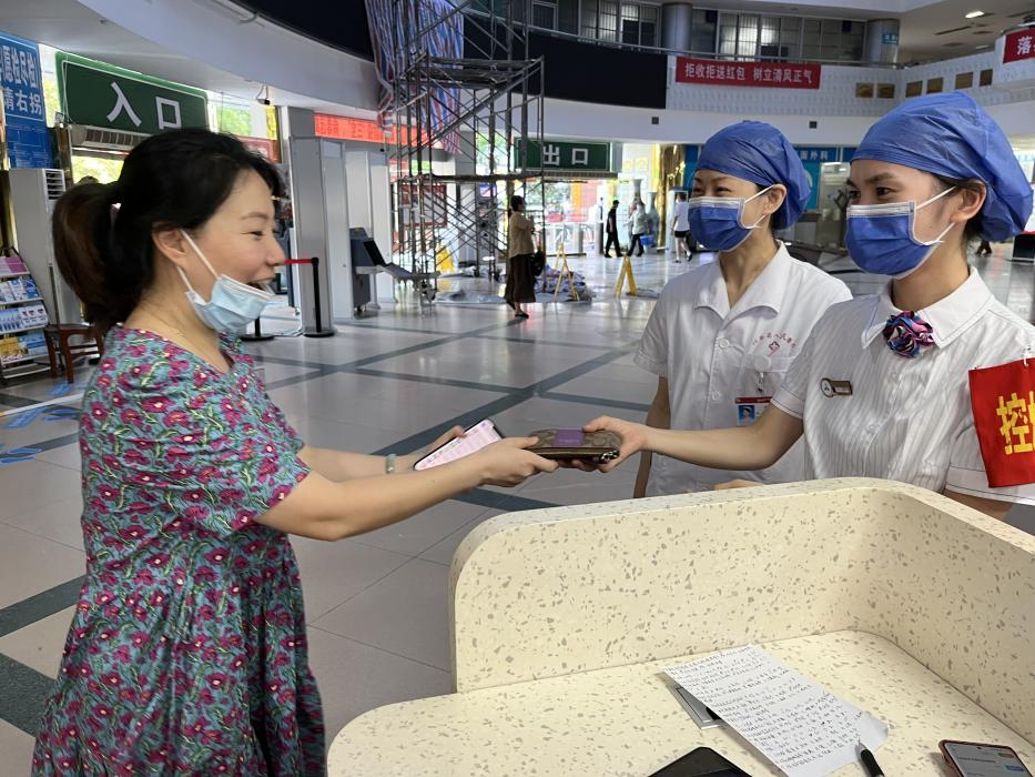 医心向党 尚德为民（十）丨拾金不昧传正能，急人所急暖人心