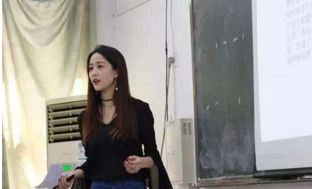 安徽某大学女教师走红，穿衣风格酷似“司藤”，却被怀疑另有目的