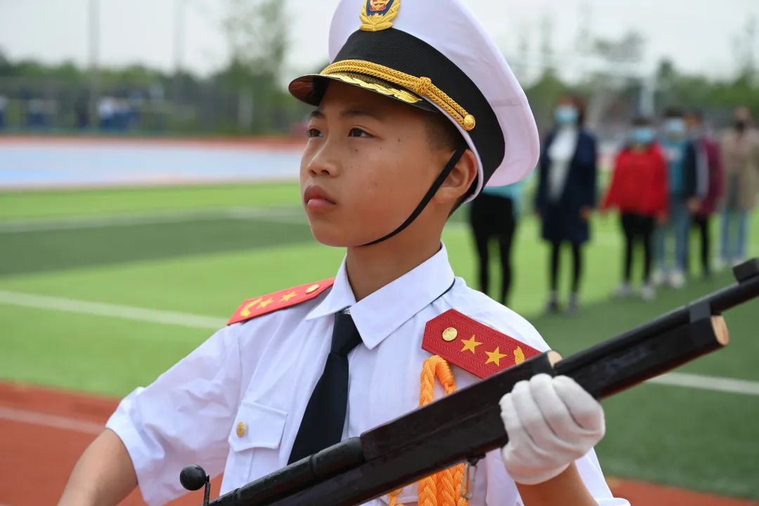 点亮心灵之灯 照亮人生之路｜新兴中学附属小学举行主题升旗仪式