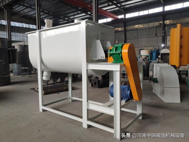 小型飼料機(jī)械設(shè)備攪拌機(jī)使用注意事項(xiàng)