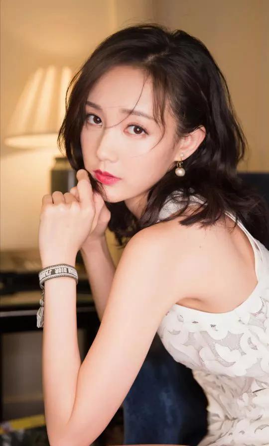 甜美可爱的李一桐