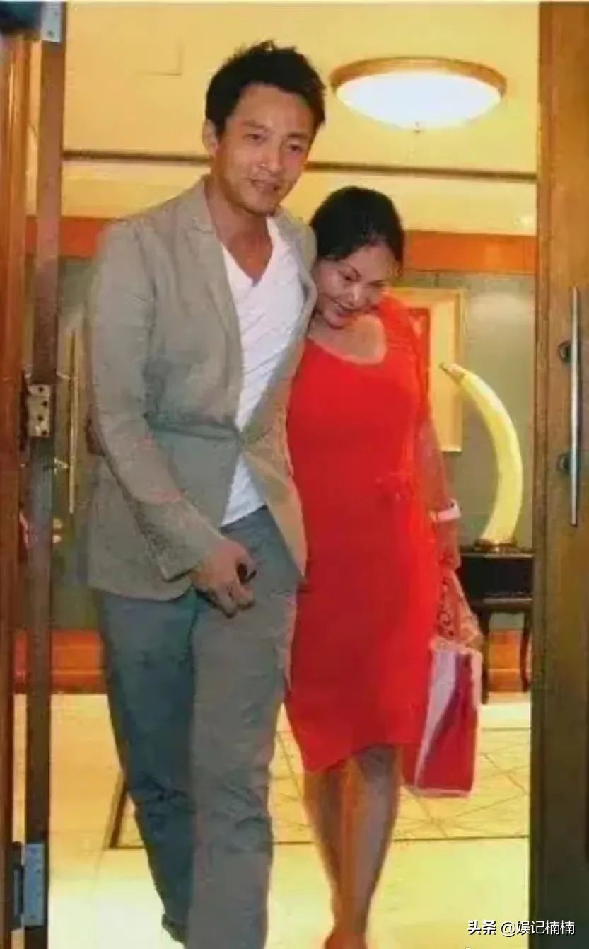 小白花动脸?刘浩存想捆绑肖战?汪小菲出轨后续?