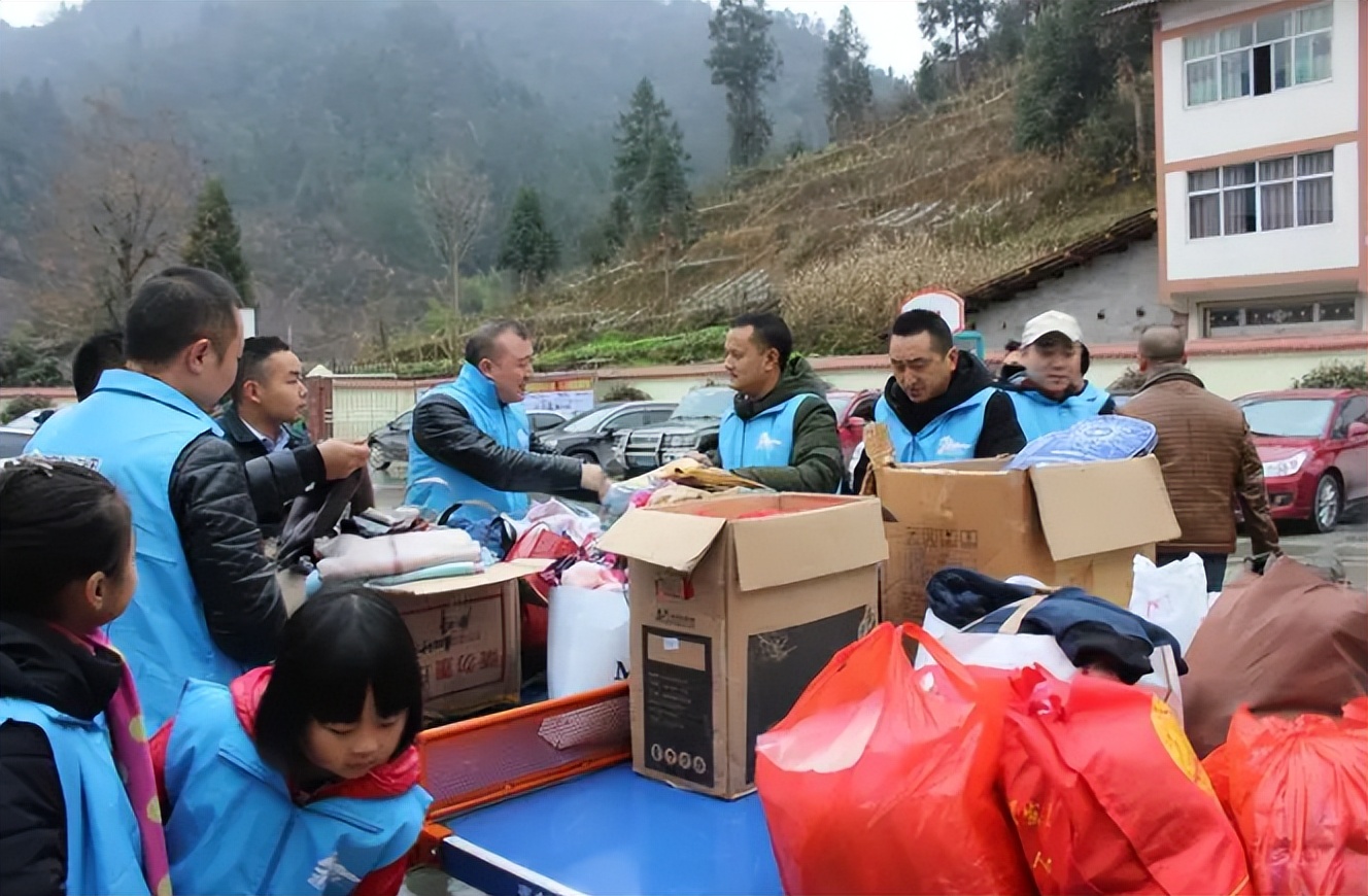 大学生去山村支教，却被看成是“霍霍学生”？村支书直言折腾不起