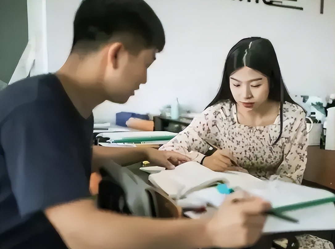 男生家长给孩子忠告，尽量在读大学时找对象，毕业后才懂得原因