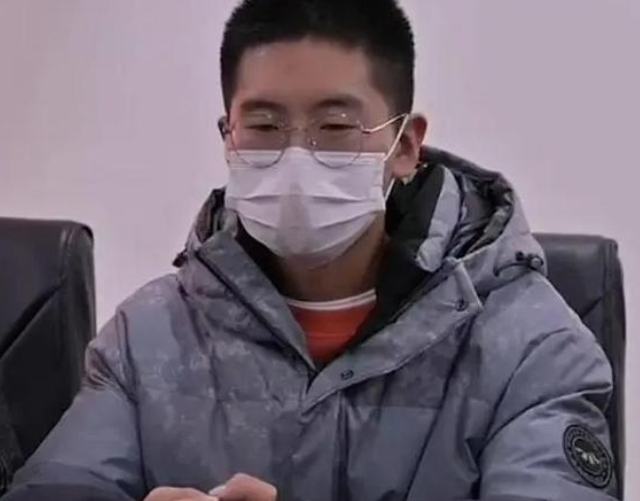 孙卓整理18岁生日礼物，唯独对口罩爱不释手，网友直夸：有前途