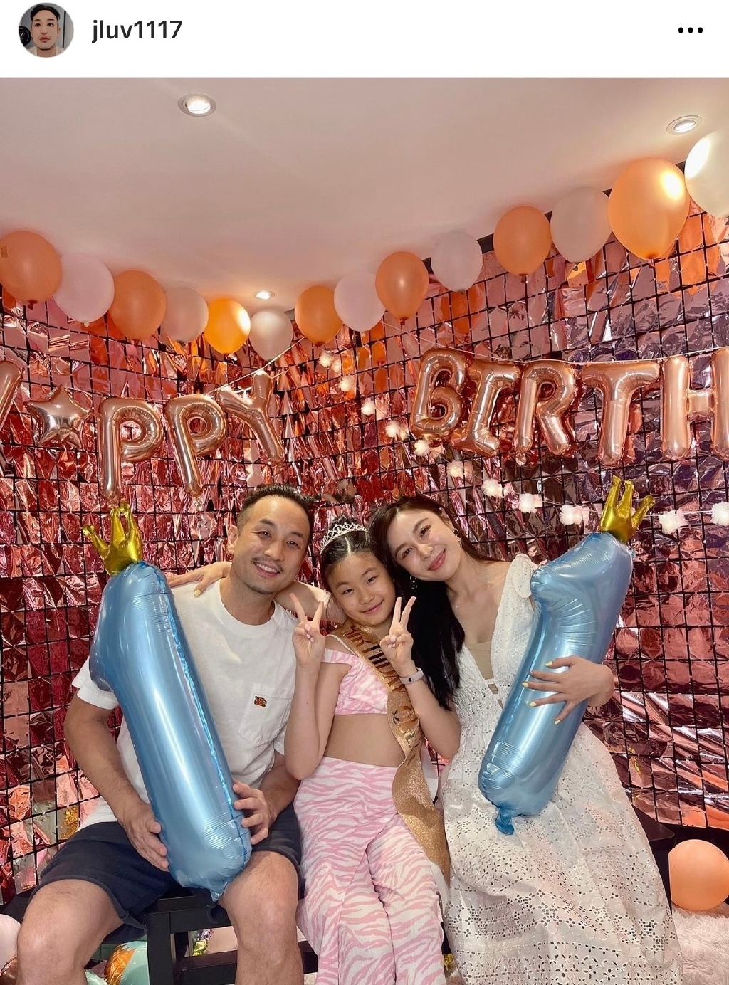 唐志中为大女儿庆生，11岁小蜜蜜身高快撵上妈妈，五官超像爸爸