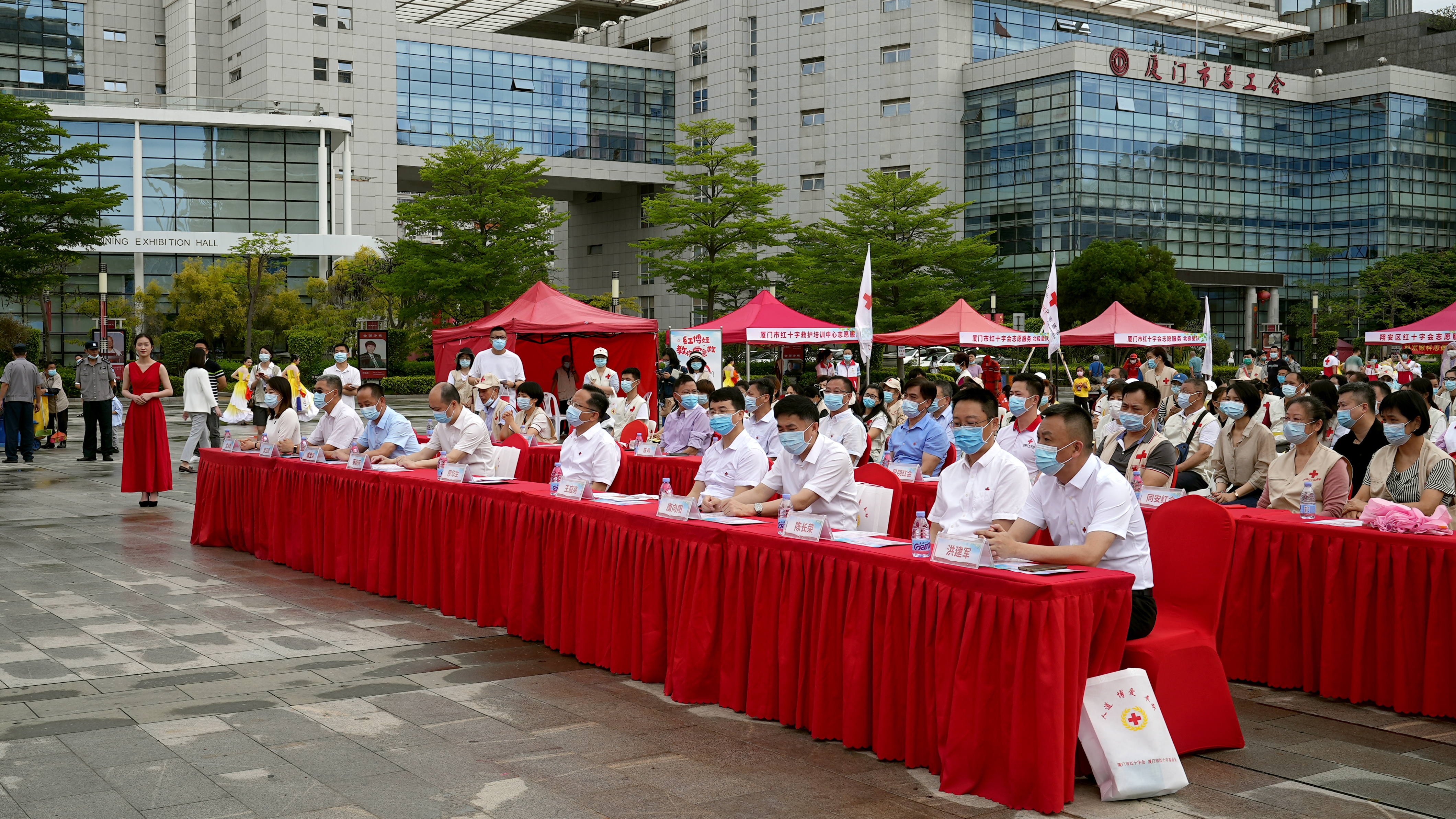 5.8世界红十字日 | 不二轩书画荣获“中国红十字奉献奖章”
