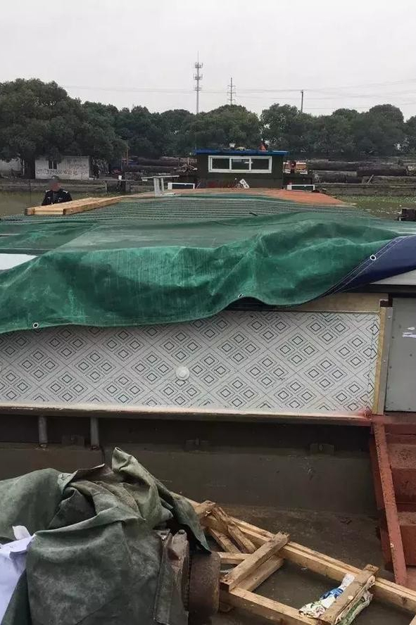 17年苏州运河夜夜有美女登船，警方锁定旧货船，破门后被震撼到了