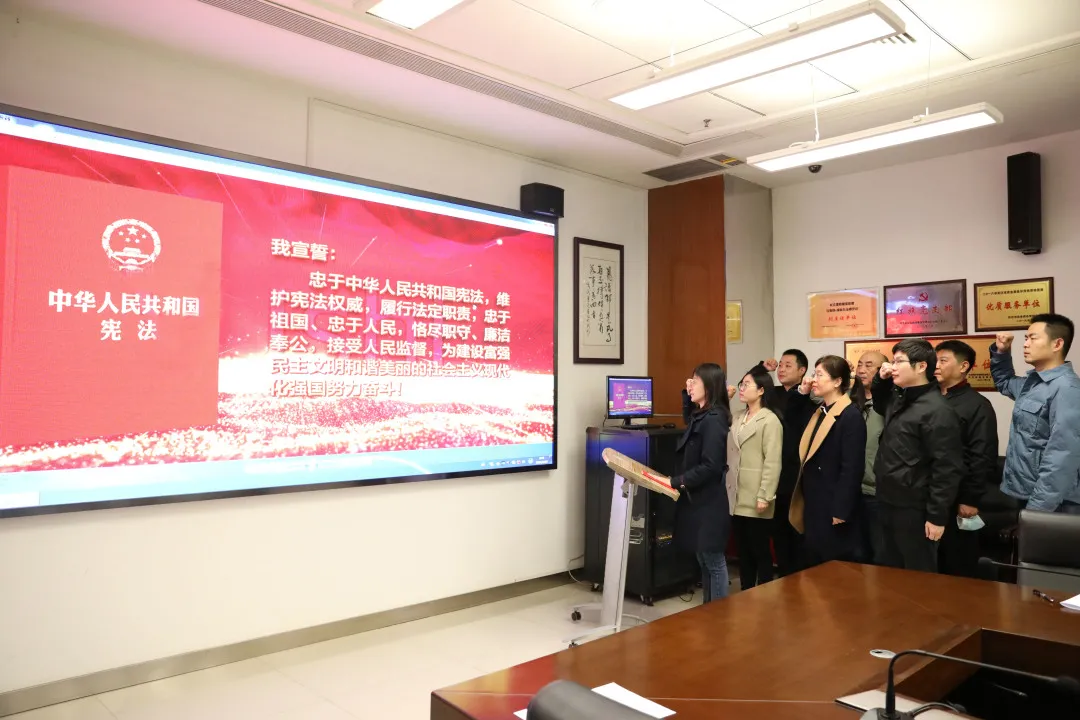 送法进机关、进企业、进社区、进校园......“宪”场超有料