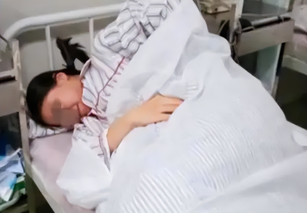 云南16岁女生在宿舍内分娩，家长老师均不知情，线索指向同学父亲