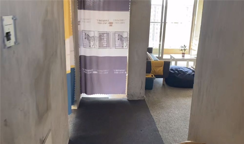 一对95后小情侣，为省钱不装修直接住毛坯房，网友：真的服气