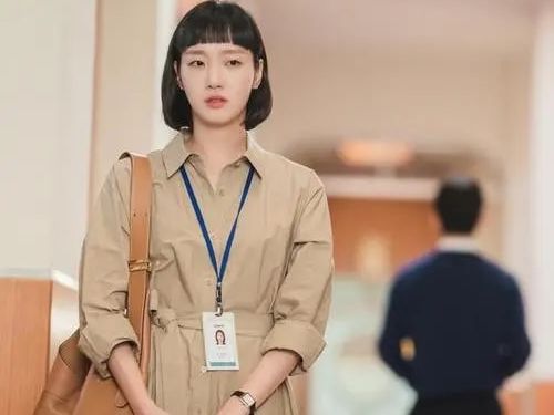 她的中文水平达10级，凭借“尺度片”得到认可，不惜为戏增重8斤