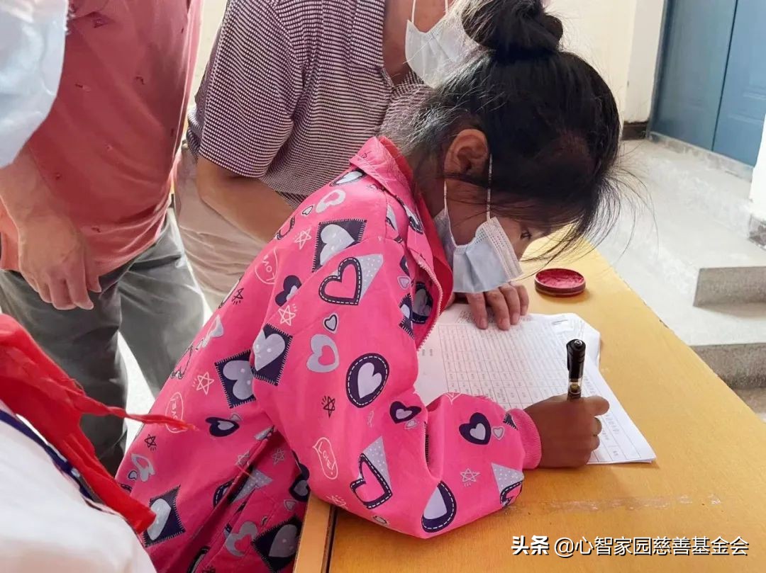 颁发第二期“众爱燃梦一对一助学金”，为孩子的梦想保驾护航