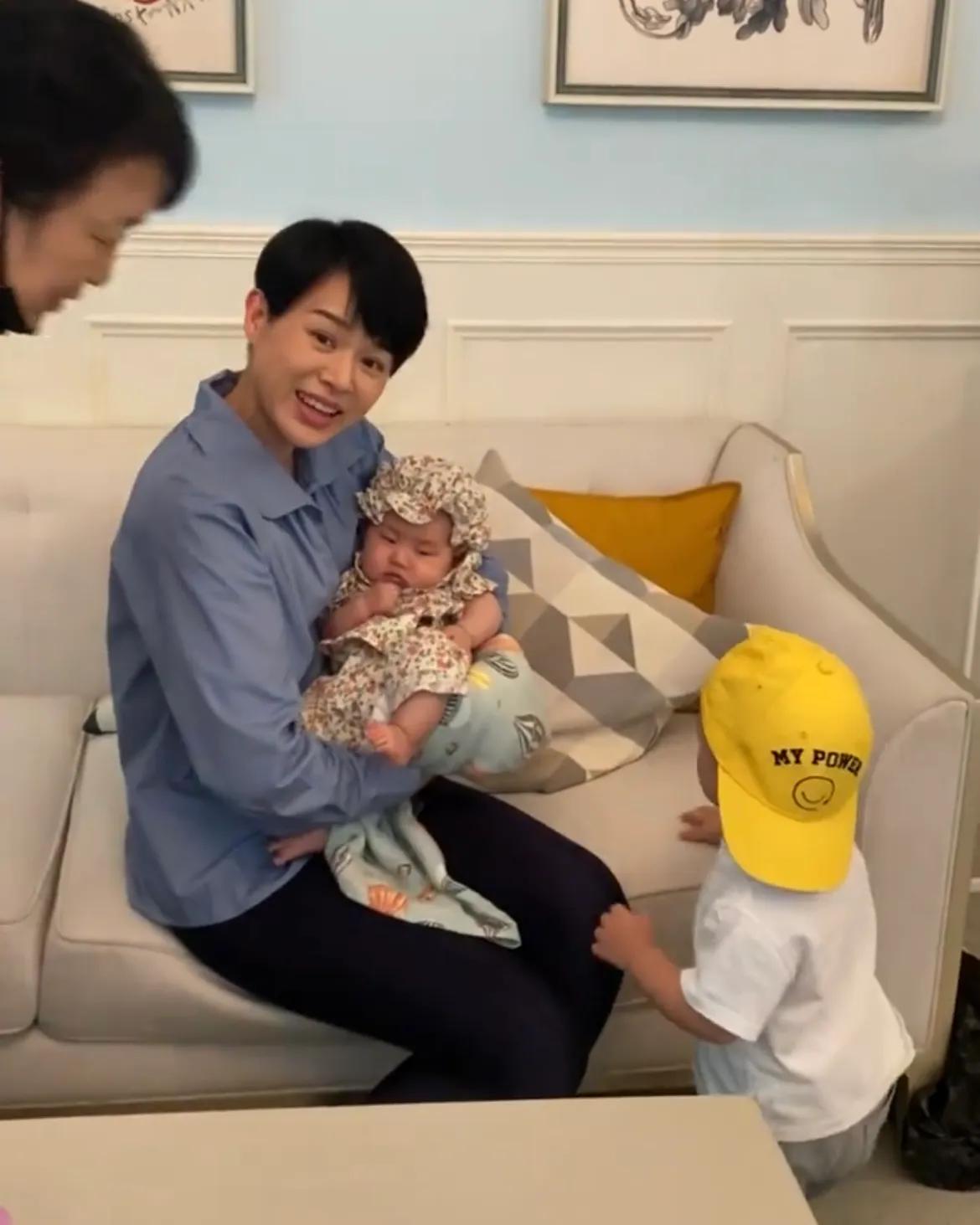胡杏儿抱小妹妹拍戏，1岁小儿子吃醋“争妈妈”，撒娇模样太可爱