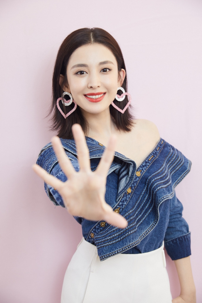 古力娜扎粉色爱心耳环对镜搞怪九连拍甜度满分写真