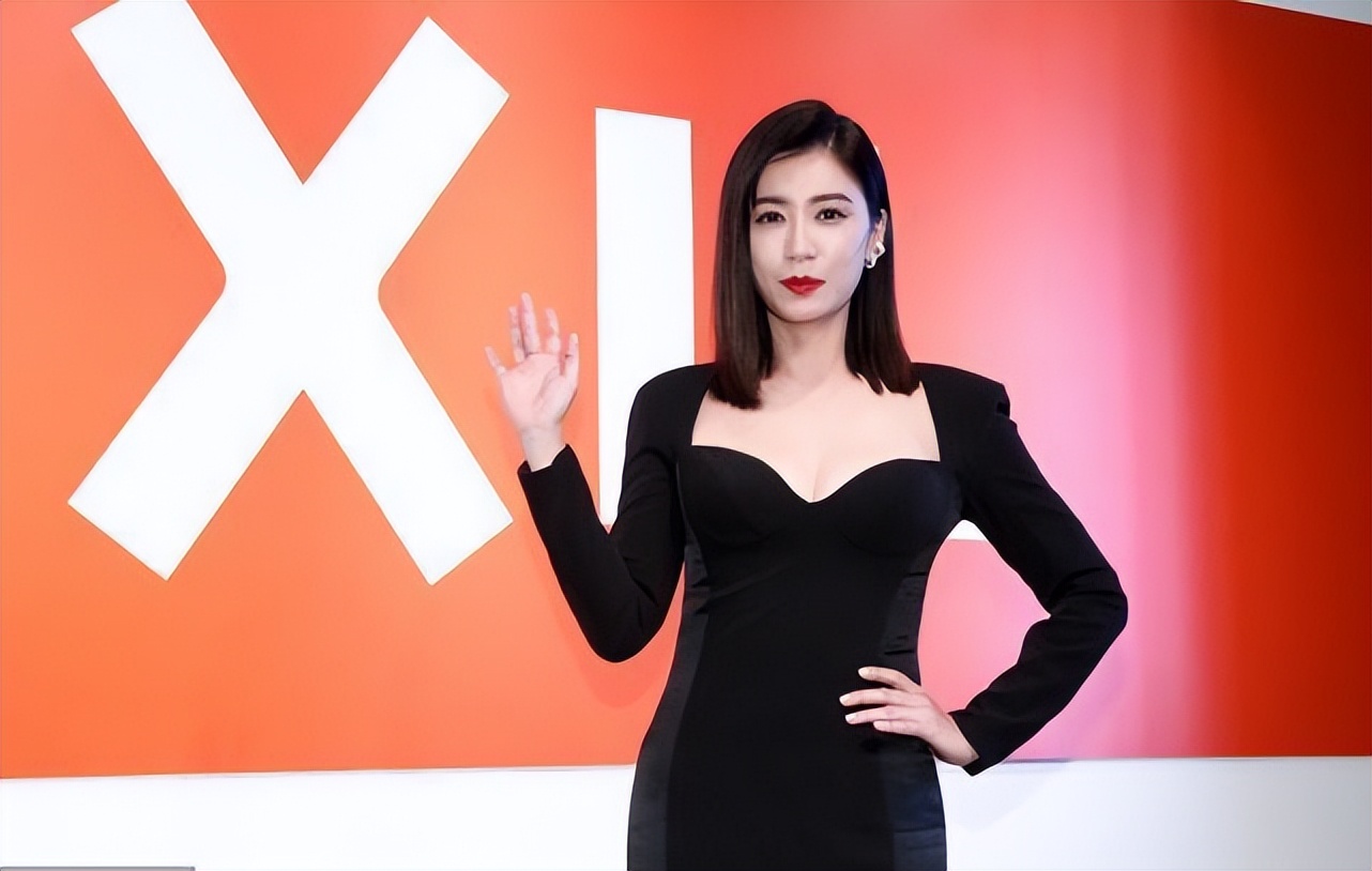 贾静雯好适合复古风服装，又优雅又高端的美，越看越有气势