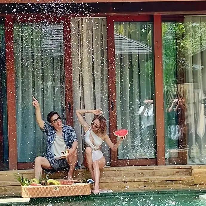 蒋丽莎与陈结婚11周年时拍照留念，并身着泳衣展现出良好的身材