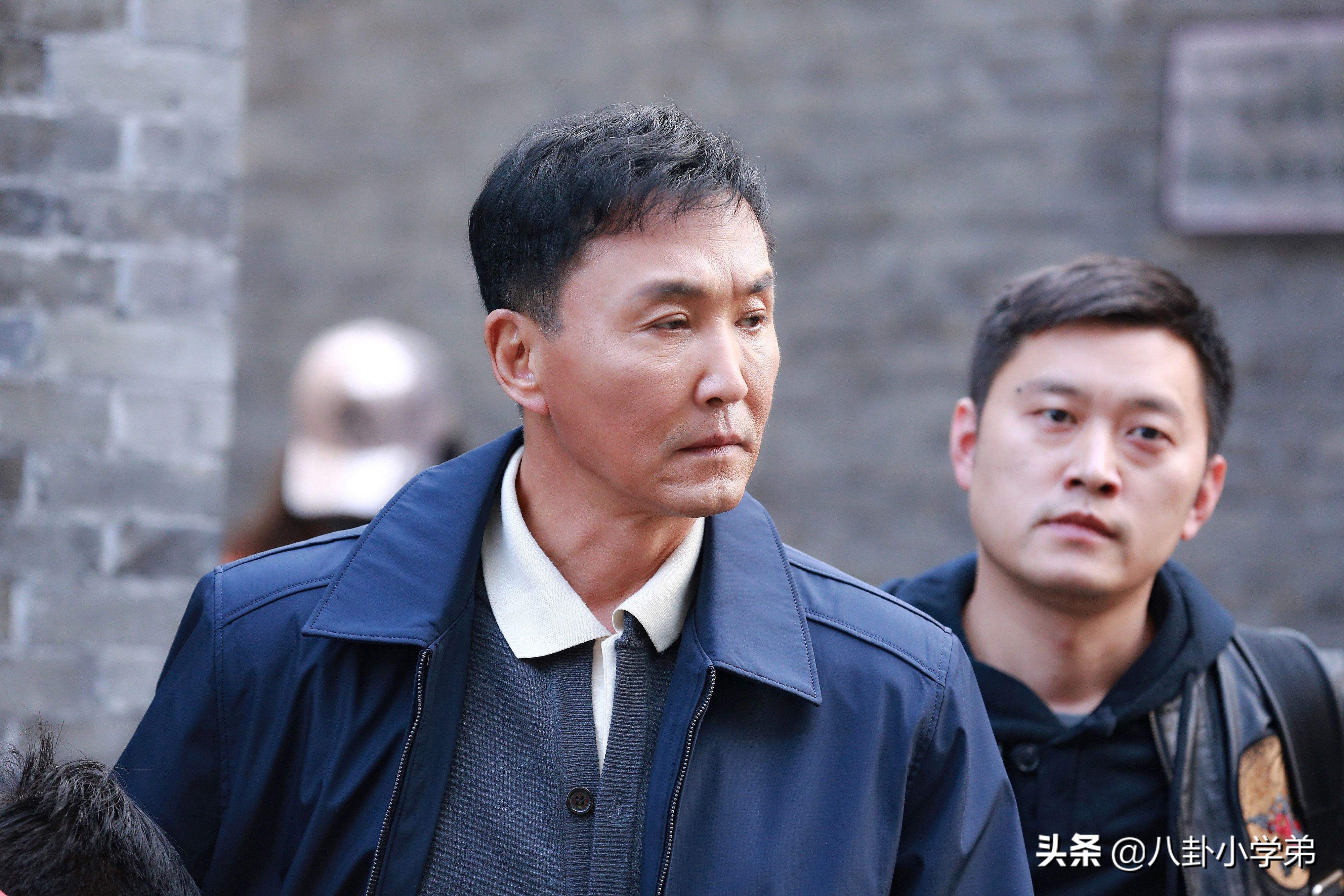 “冻龄男神”都是假的！脸肿僵硬、笑不出来，不服老是真的不行