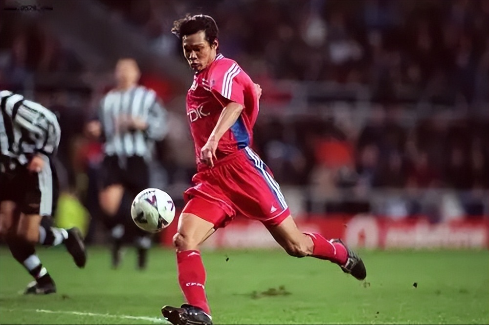 范志毅三婚娶小17岁妻子，两女儿都是外国籍，曾爆粗口回击网友