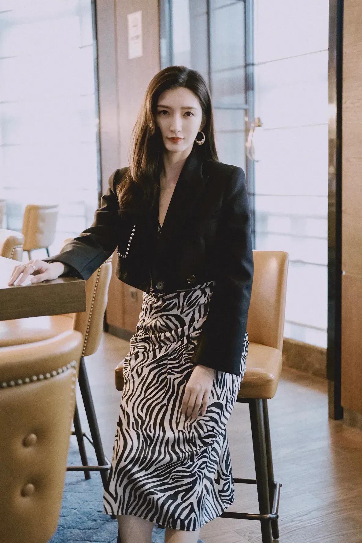 江疏影短西装搭配长裙，干练又霸气