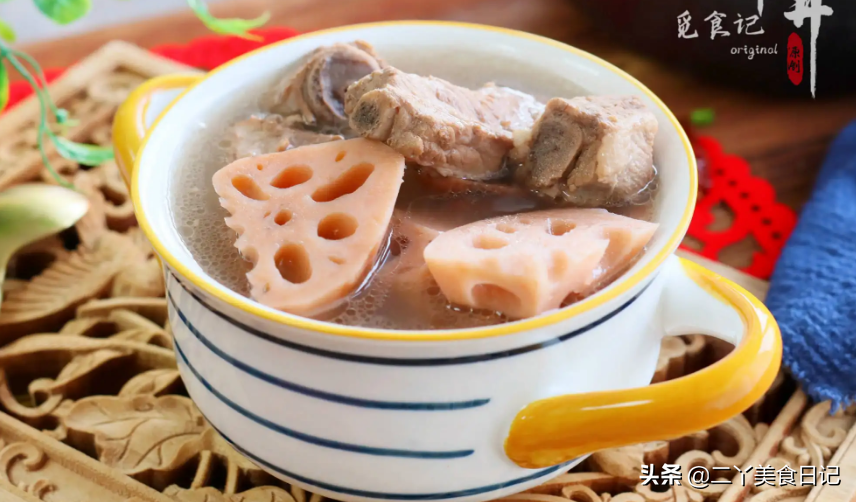莲藕焯水只加清水，难怪发黑不爽脆，多加1味料，莲藕清脆又爽口