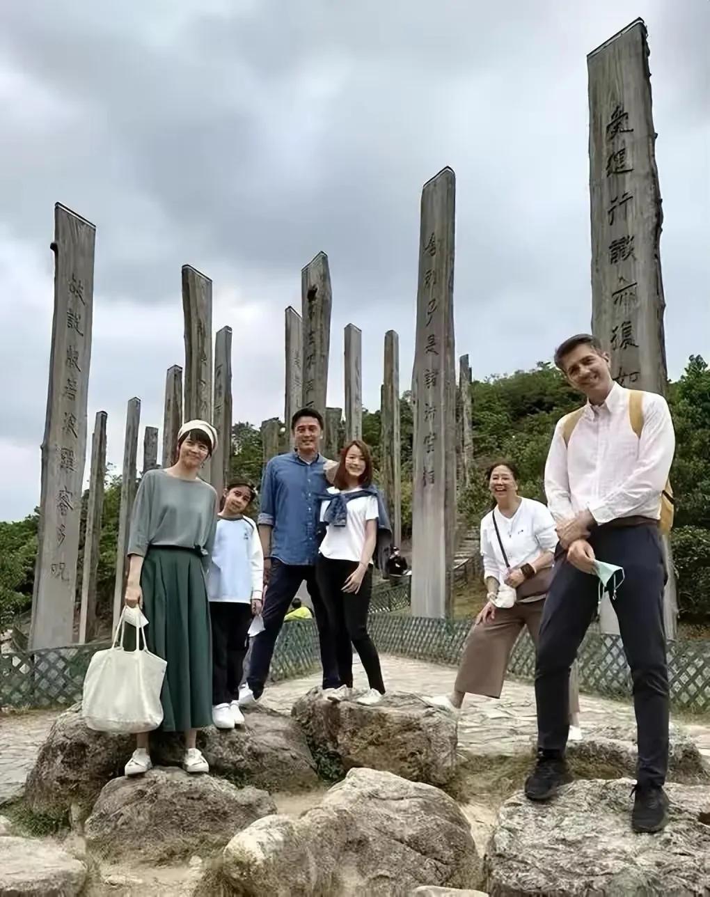 46岁梁咏琪全家出游！素颜模样憔悴老气，混血女儿颜值高却不随妈