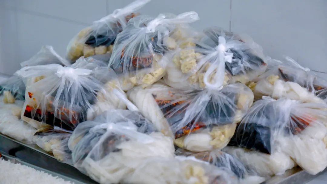 鹏飞职工食堂推出“三元五元”自助餐