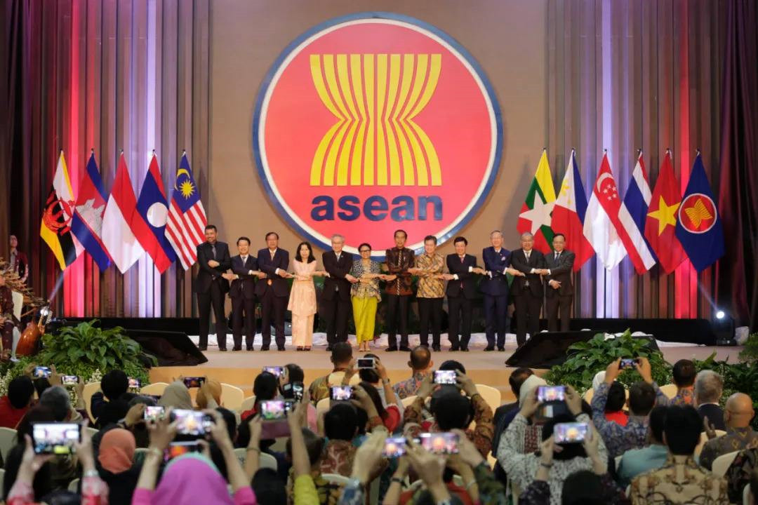 美艦闖西沙被逐後，美航母抵近南沙，美：中國應遵守“南海仲裁”