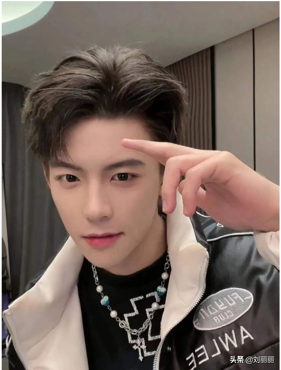 今夏最火男士发型有哪些？寸头分头精神时尚，潮流染发很吸引眼球