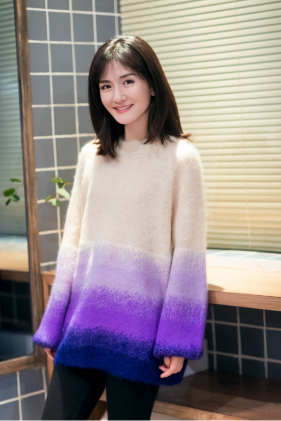 “谢娜”的衣品终于逆袭！穿牛油果绿棉服配运动裤，减龄如同18岁