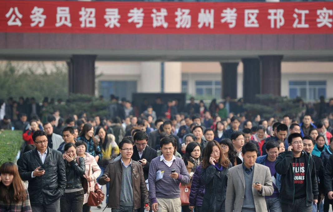 大学生有福了！大部分学生可免试成为公务员，身份还是干部级别