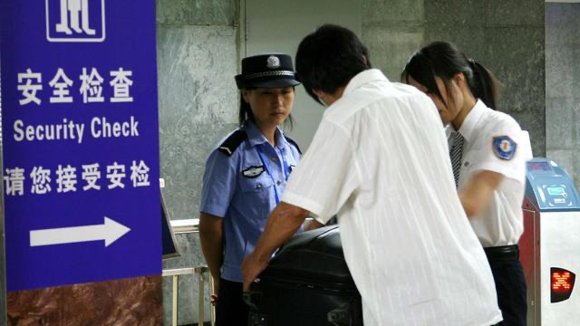 高铁能带水吗？外出旅游时遇到有趣安检常识，一瓶不管，半瓶试喝