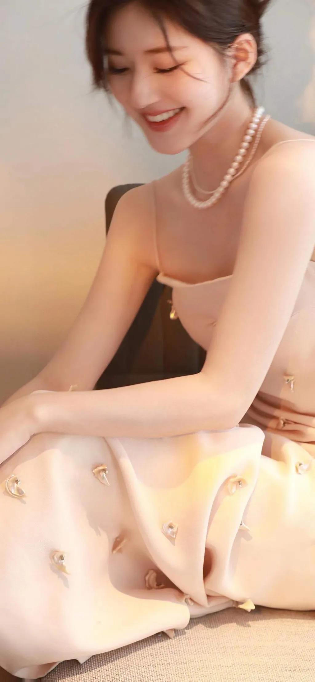 赵露思身穿一身白色珍珠吊带裙,中分盘发造型优雅贵气