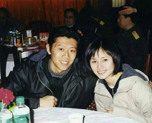 明星亲密被偷拍：马思纯捧脸亲吻，周冬雨忘拉窗帘，袁泉夏雨温馨