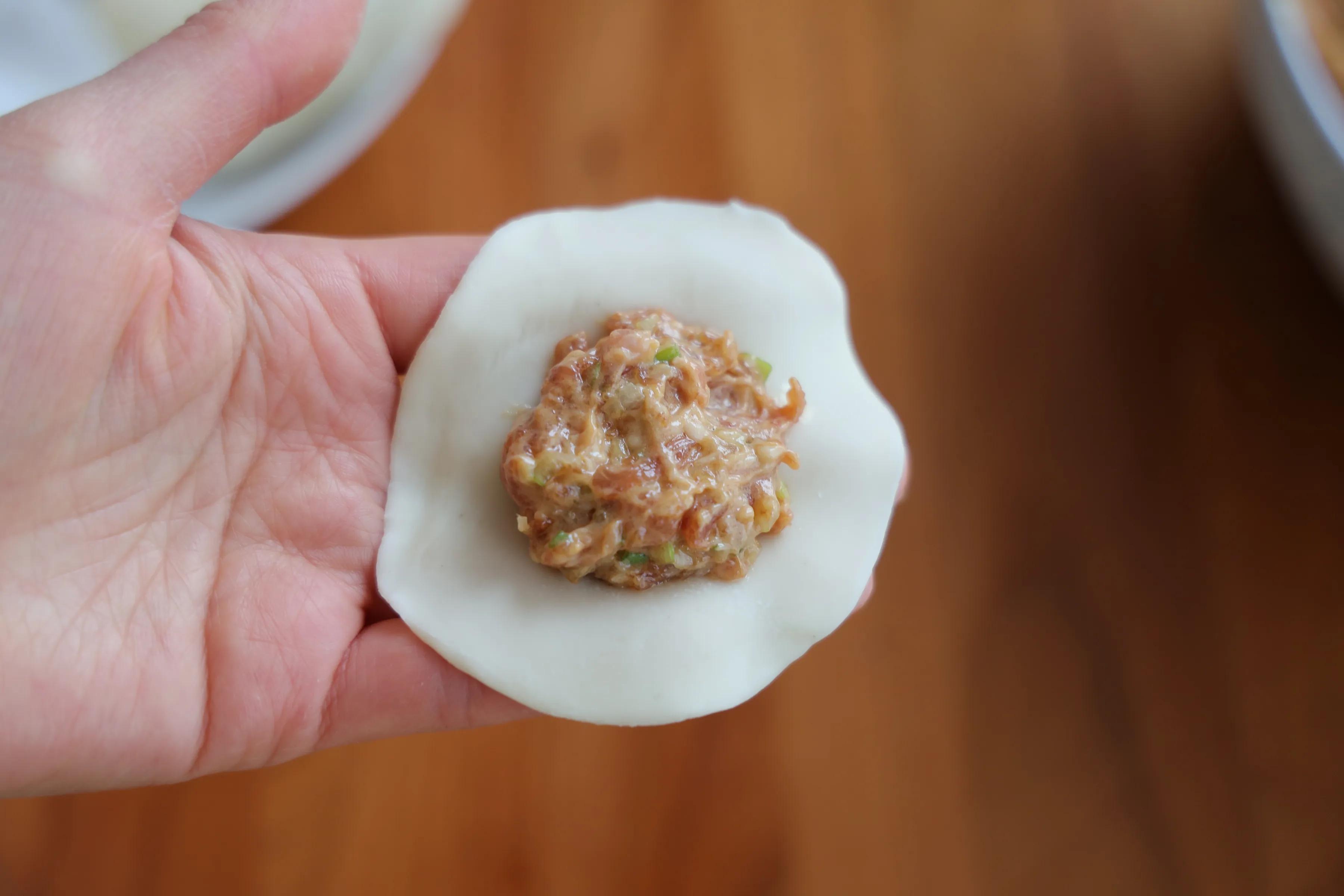 冬至要吃饺子，试试猪肉大葱饺子吧，看着非常精致，吃起来超香