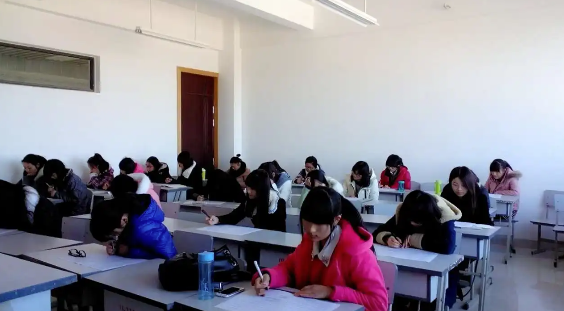 考研生被北京大学录取，晒录取通知书庆祝，却因“第一学历”被嘲