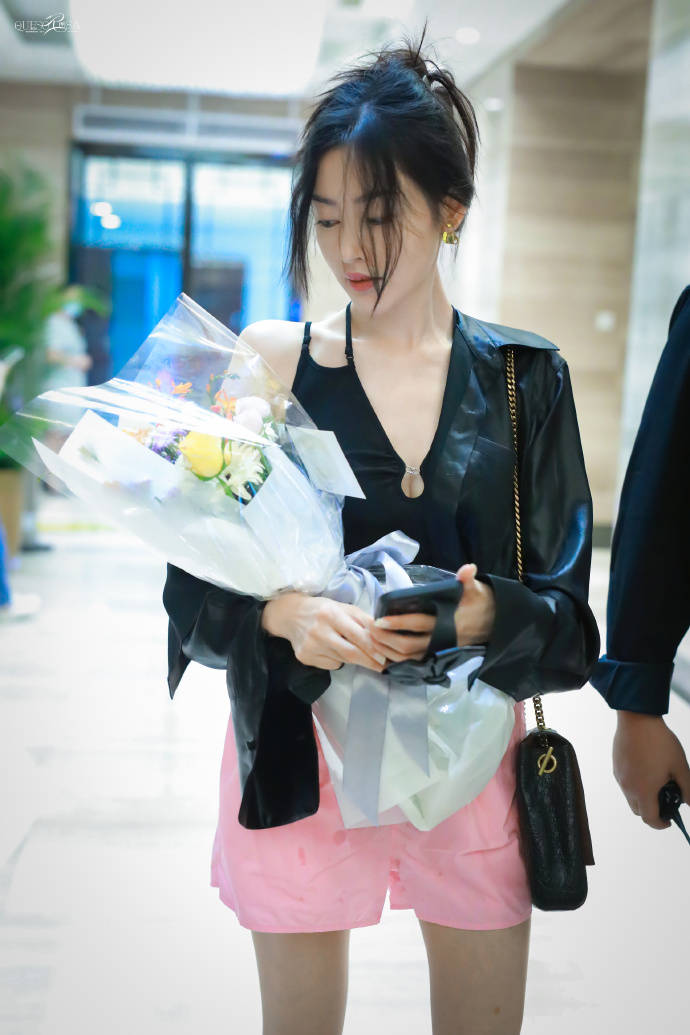 张天爱综艺上班路透曝光 穿皮衣配粉裤性感优雅