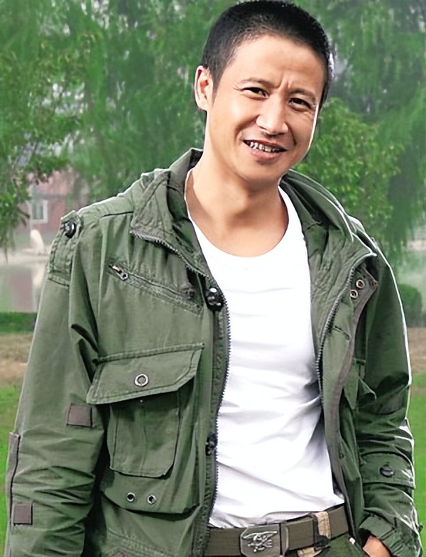 张国强：被前妻嫌穷抛弃，40岁二婚带子娶女明星，如今苦尽甘来