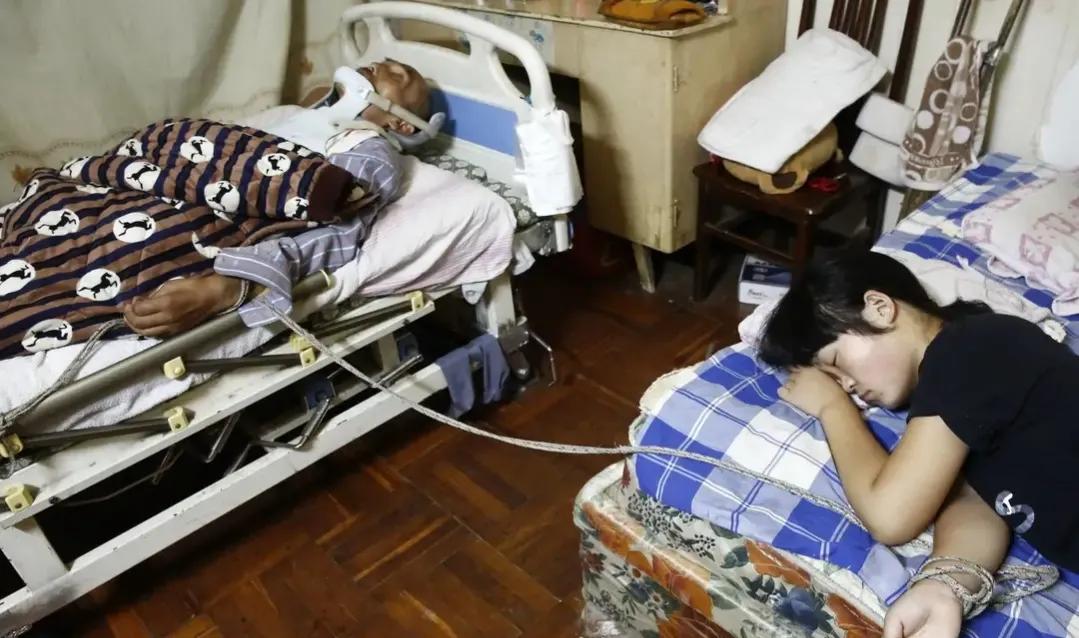 河南15岁女孩街头扮牛让人骑，每次收费5元，背后的故事感动网友