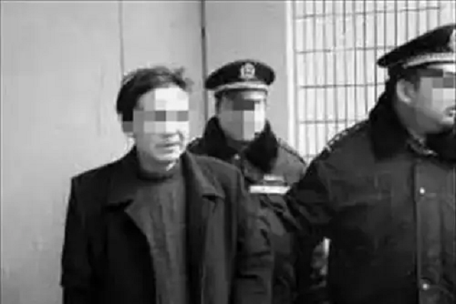 1998年儿子被校园暴力致死，父亲出家后还俗，在仇家门口引爆炸弹